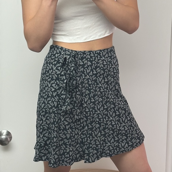 Brandy Melville flower skirt - Picture 4 of 4
